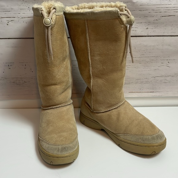 Classic UGGs Size 8 - Picture 1 of 8